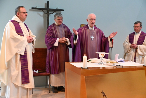 Der Wiener Weihbischof erinnert bei der Hl. Messe mit Mitgliedern der Bischofskonferenz an die KZ-Überlebende und Roma-Künstlerin Ceija Stojka und ihre Bereitschaft, sogar ihren Peinigern zu vergeben.